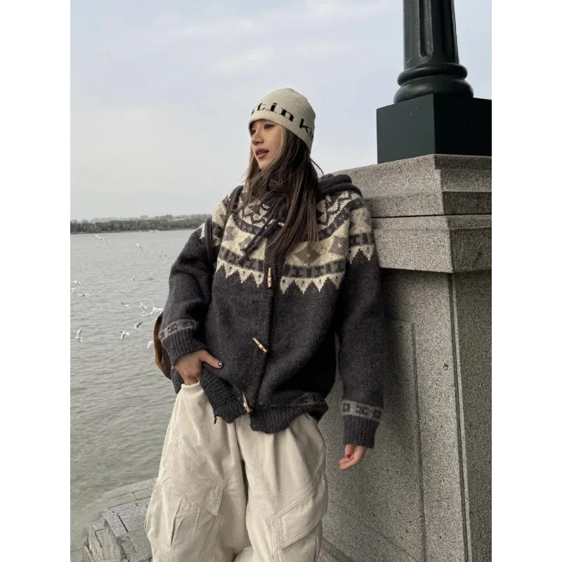 Lamb Cashmere Hooded Sweater Women's Fashion Autumn Winter Thick Warm Single Row Horn Button Street Style Trendy Lazy Chic
Lamb Cashmere Hooded Sweater Women's Fashion Autumn Winter Thick Warm Single Row Horn Button Street Style Trendy Lazy Chic