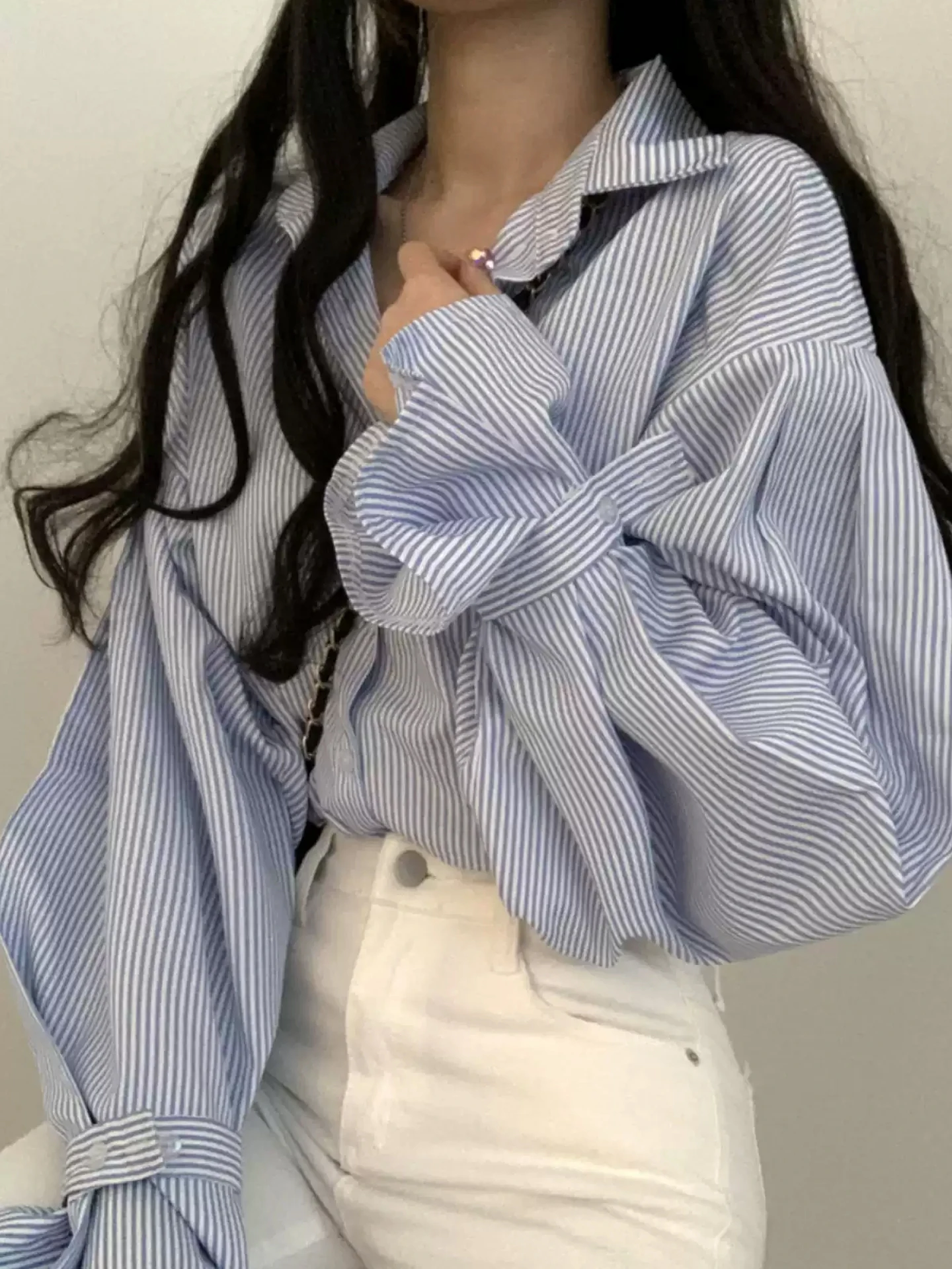 Свободная женская рубашка в полоску с длинным рукавом, весенний дизайн, модный топ, удобный корейский стиль, для повседневной носки, ветрозащитный, модный
Свободная женская рубашка в полоску с длинным рукавом, весенний дизайн, модный топ, удобный корейский стиль, для повседневной носки, ветрозащитный, модный