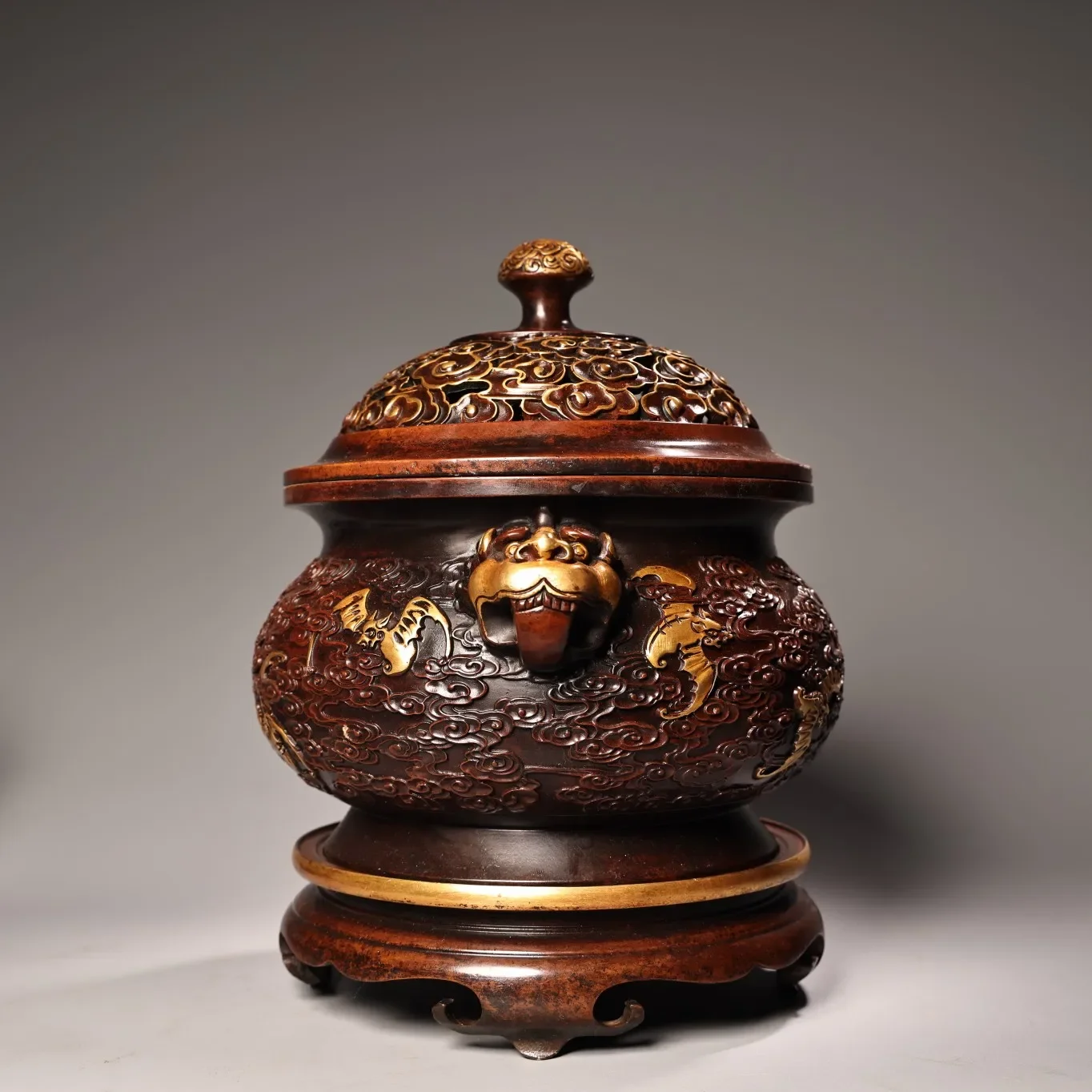 12"Tibetan Temple Collection Old Purple Bronze Gilded High Relief Bat pattern Dragon Head Ear incense burner Base Amulet 
12"Tibetan Temple Collection Old Purple Bronze Gilded High Relief Bat pattern Dragon Head Ear incense burner Base Amulet
