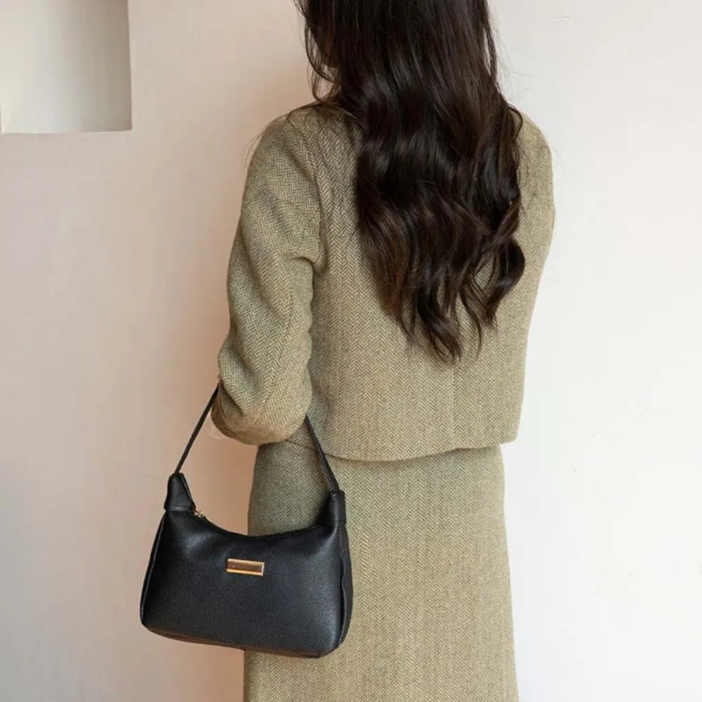 Classic Elegant PU Hobo Bag Large Capacity Solid Color French Underarm Bag Black Polyester Texture Handbag Party
Classic Elegant PU Hobo Bag Large Capacity Solid Color French Underarm Bag Black Polyester Texture Handbag Party