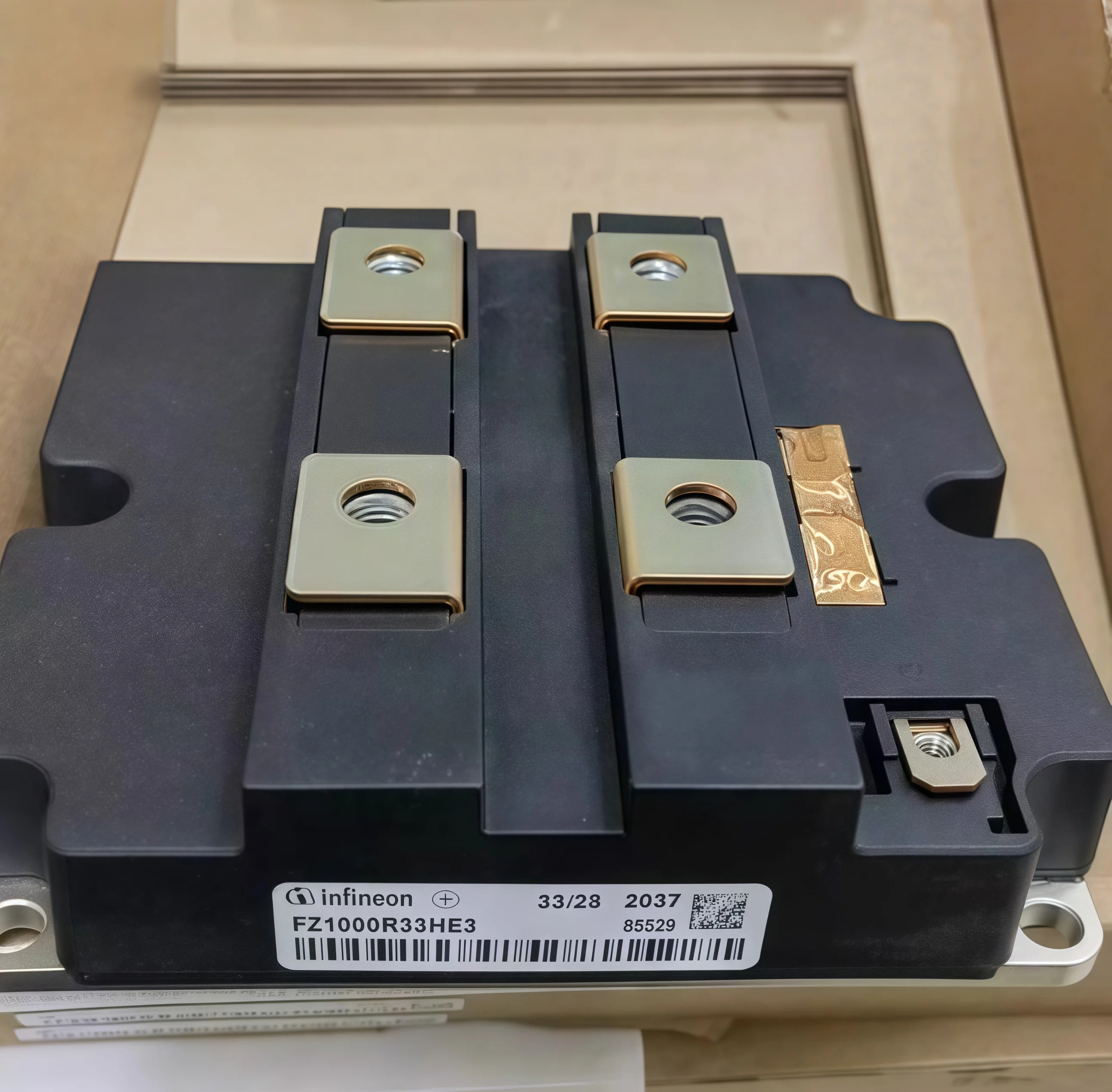 Модуль IGBT высокой мощности Infineon FZ1000R33HE3 FZ1200R33HE3 FZ1500R33HE3 оригинальное место!
Модуль IGBT высокой мощности Infineon FZ1000R33HE3 FZ1200R33HE3 FZ1500R33HE3 оригинальное место!