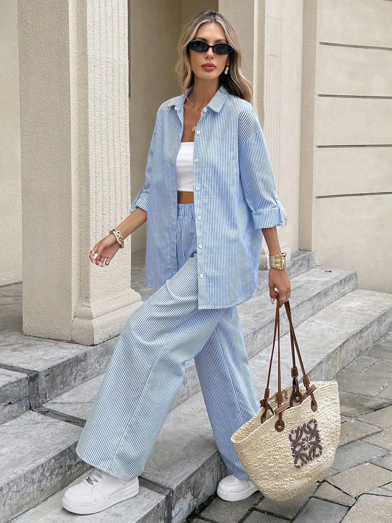 Комплект: синяя полосатая рубашка оверсайз и брюки с широкими штанинами - повседневный комплект из двух предметов
Комплект: синяя полосатая рубашка оверсайз и брюки с широкими штанинами - повседневный комплект из двух предметов