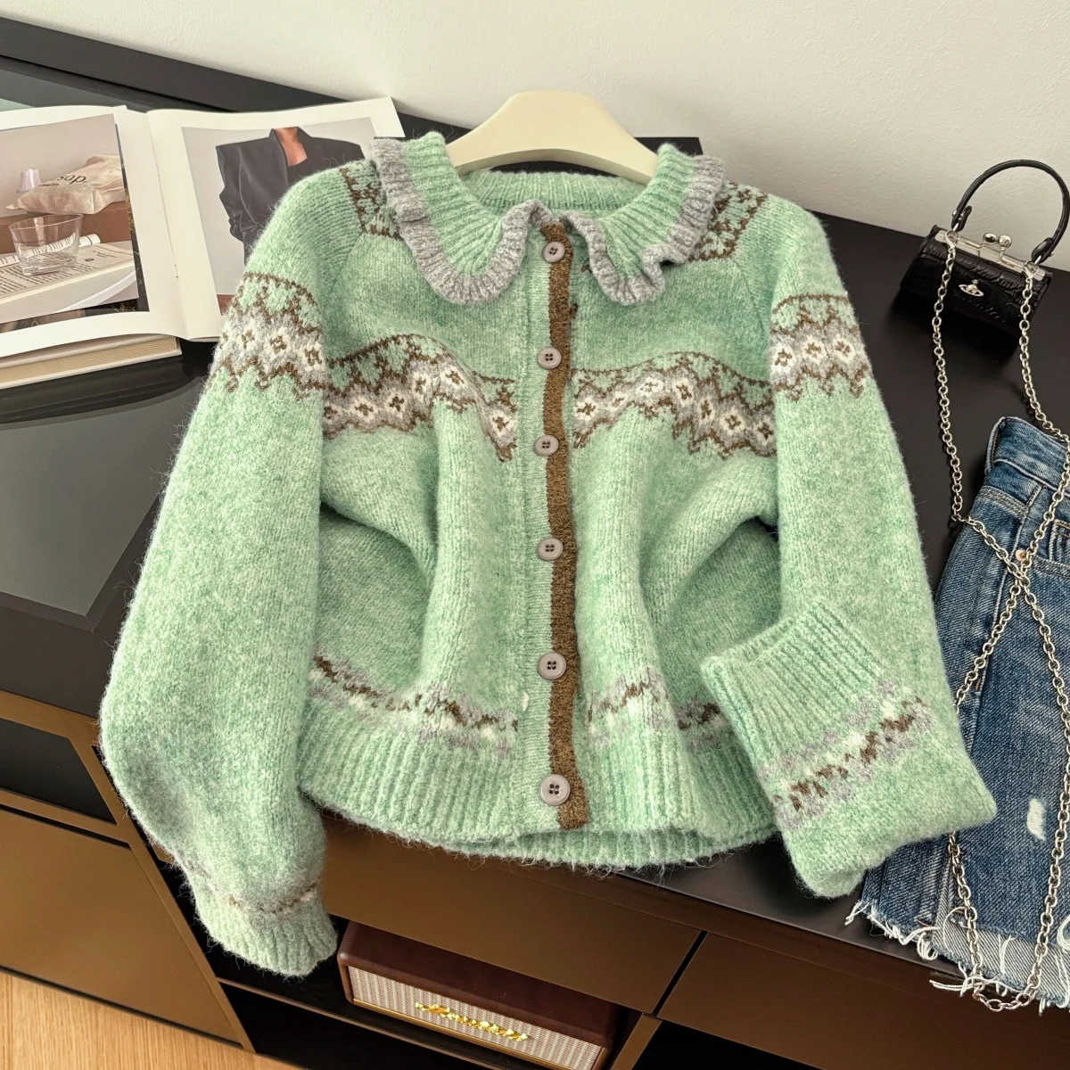 Женский зеленый кардиган 2000-х годов, винтажный джемпер в корейском стиле, вязаная верхняя одежда, кашемировый свитер с длинными рукавами для женщин, 2025 г.
Женский зеленый кардиган 2000-х годов, винтажный джемпер в корейском стиле, вязаная верхняя одежда, кашемировый свитер с длинными рукавами для женщин, 2025 г.