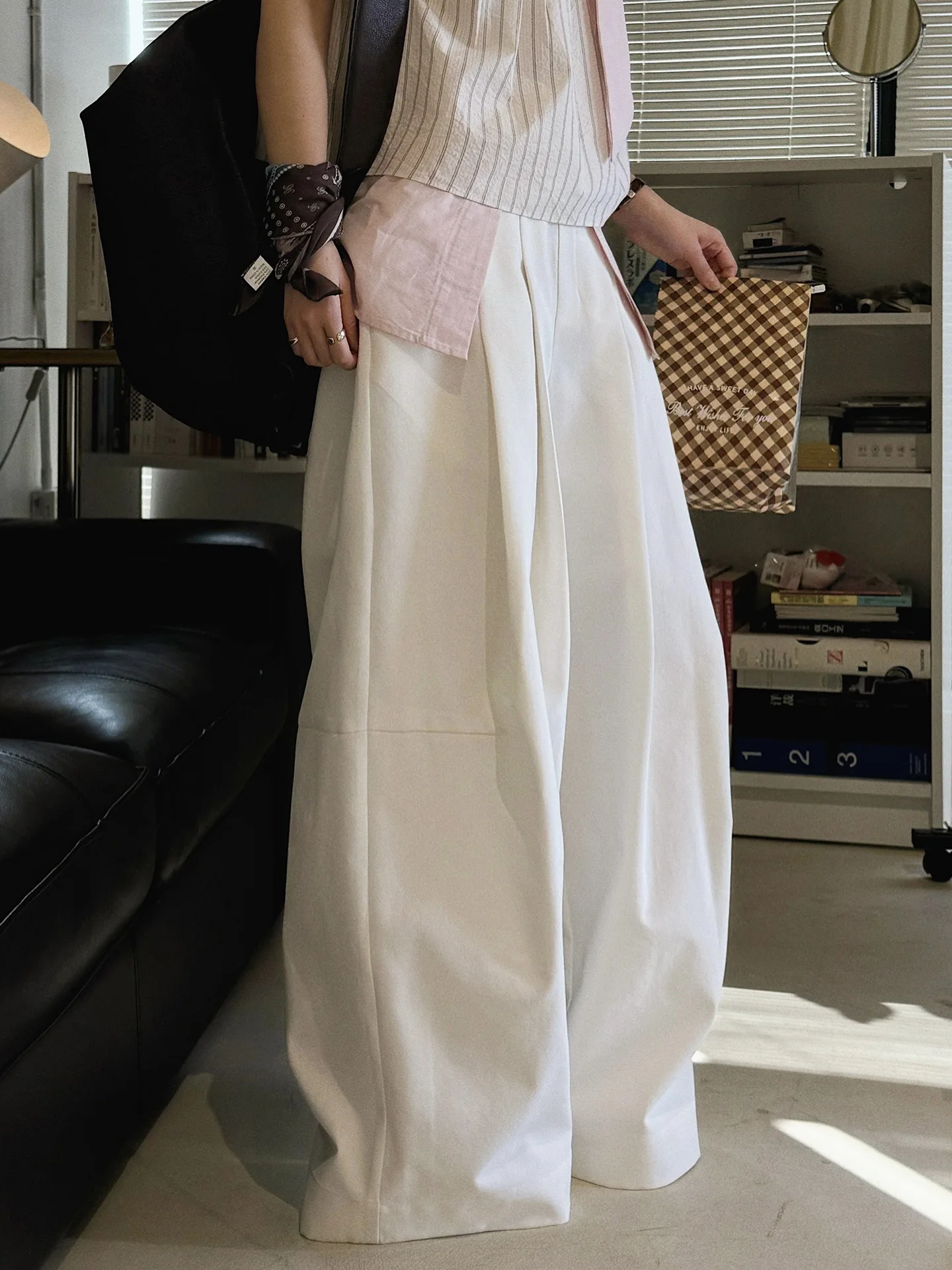 2026 New Women Casual High Waist White Long Pants Fashion Big Wide Leg Pants Women Clothes Trousers
2026 New Women Casual High Waist White Long Pants Fashion Big Wide Leg Pants Women Clothes Trousers
