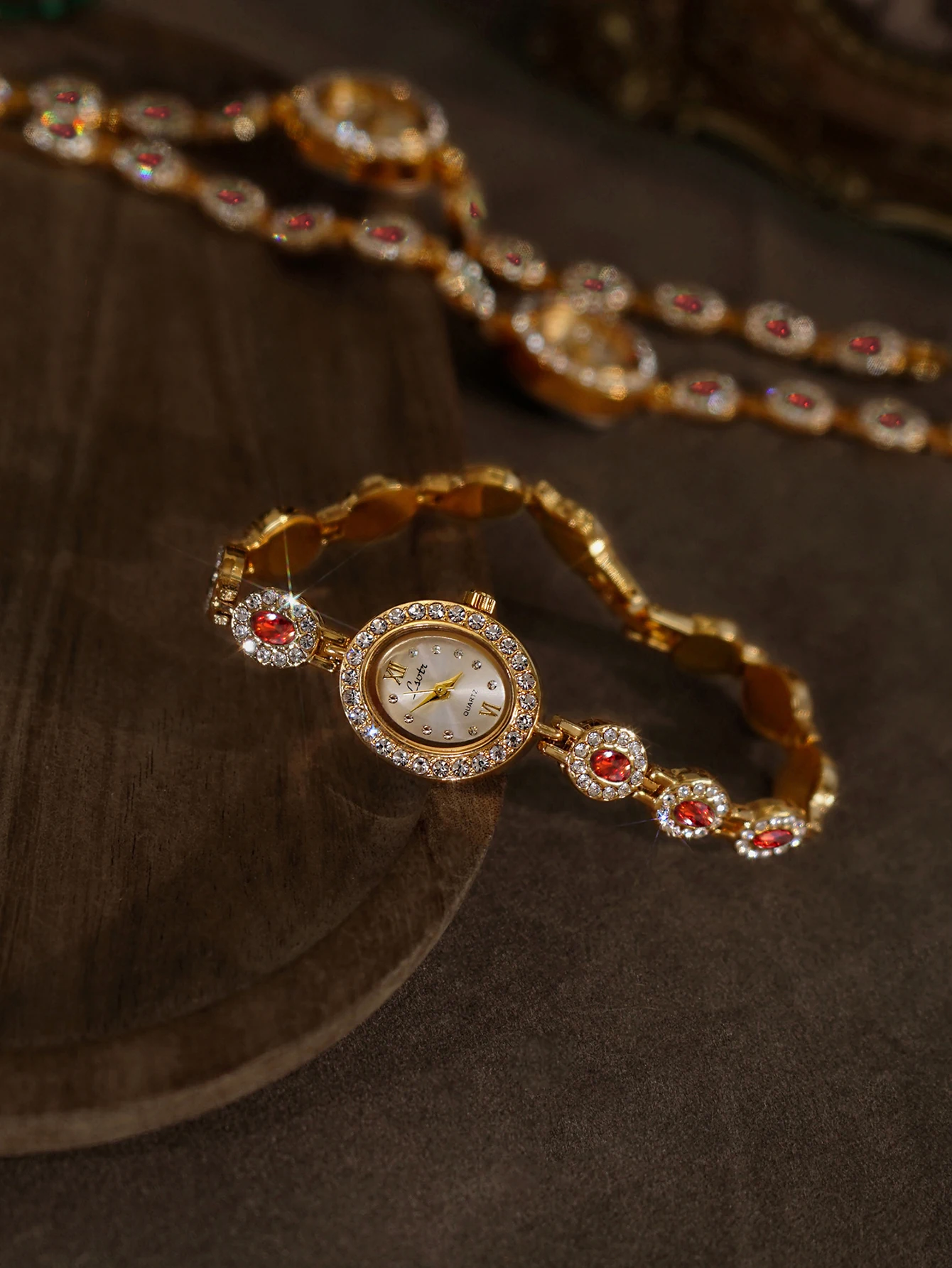 1 шт. новых высококачественных изумрудно-зеленых драгоценных камней и инкрустированных стразами. Роскошные элегантные модные женские часы в стиле ретро с овальным циферблатом 30 м. Водонепроницаемые простые повседневные женские часы. Подходит для повседне
1 шт. новых высококачественных изумрудно-зеленых драгоценных камней и инкрустированных стразами. Роскошные элегантные модные женские часы в стиле ретро с овальным циферблатом 30 м. Водонепроницаемые простые повседневные женские часы. Подходит для повседне