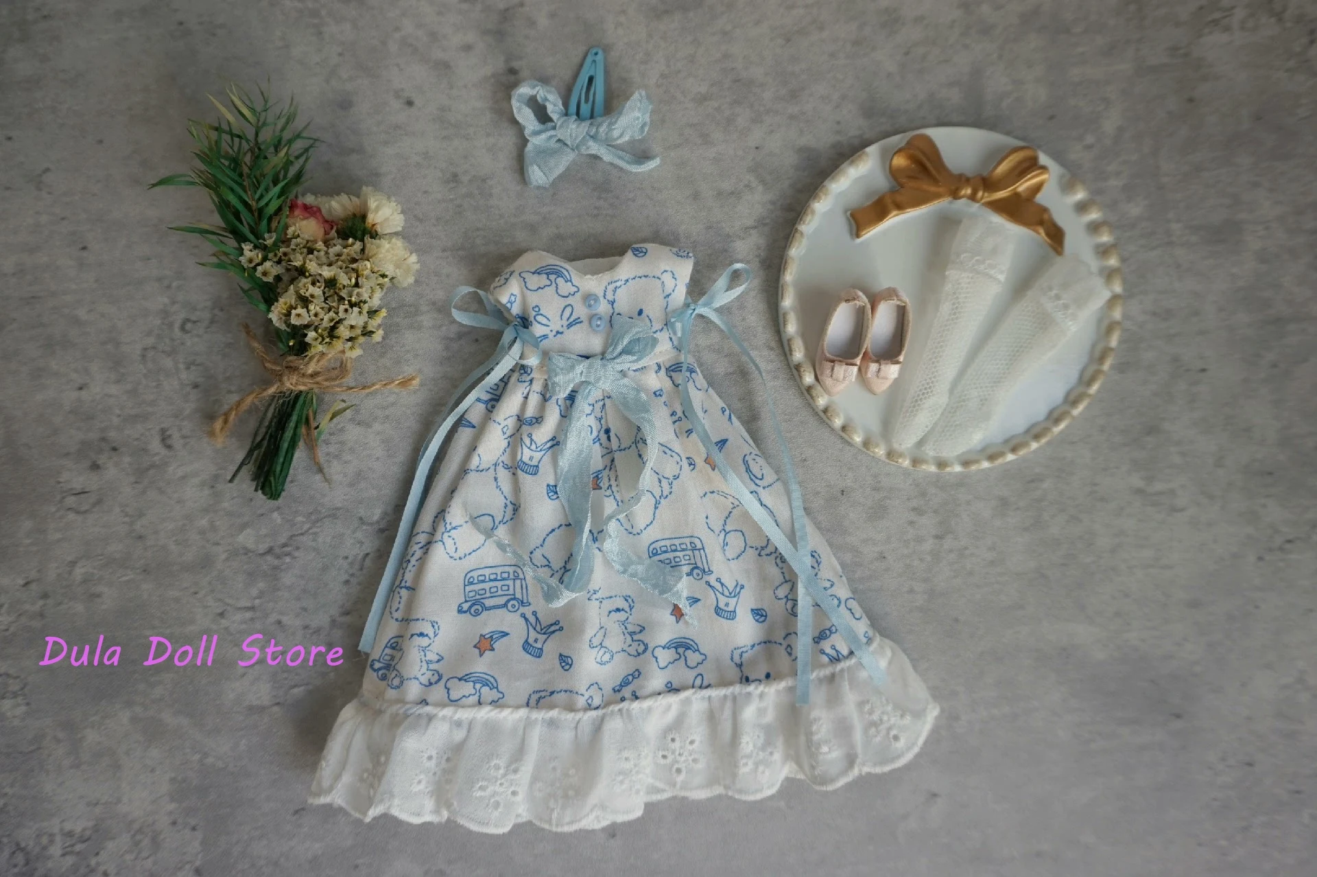 Костюм для куклы Dula 2026: синее бархатное платье-макси с медведем для кукол Blythe, OB24, OB22, Diandian, Azone 1/6. Аксессуары для кукол.
Костюм для куклы Dula 2026: синее бархатное платье-макси с медведем для кукол Blythe, OB24, OB22, Diandian, Azone 1/6. Аксессуары для кукол.