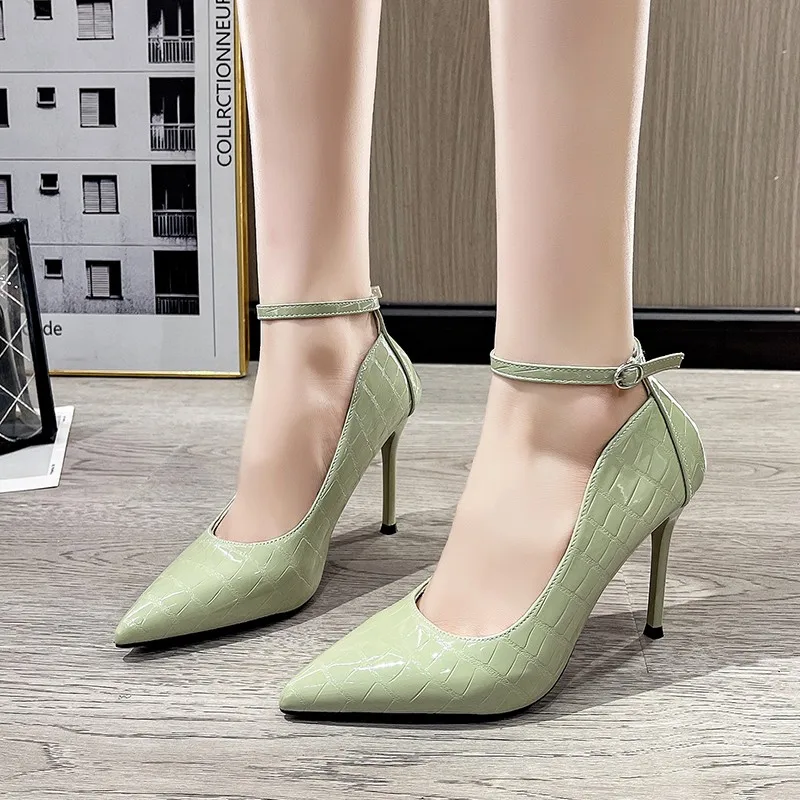 One Word Buckle High Heels 2025 Spring New Patent Leather Stiletto Heel Work Pumps Large Pointed Shallow Mouth Women's Shoes
One Word Buckle High Heels 2025 Spring New Patent Leather Stiletto Heel Work Pumps Large Pointed Shallow Mouth Women's Shoes