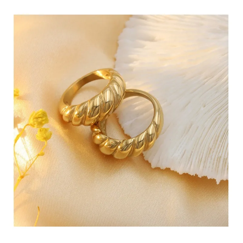Fashion Light Luxury Bread Ring Can Not Fade Color Niche Design Ring Stainless Steel Croissant Ring Wind
Fashion Light Luxury Bread Ring Can Not Fade Color Niche Design Ring Stainless Steel Croissant Ring Wind