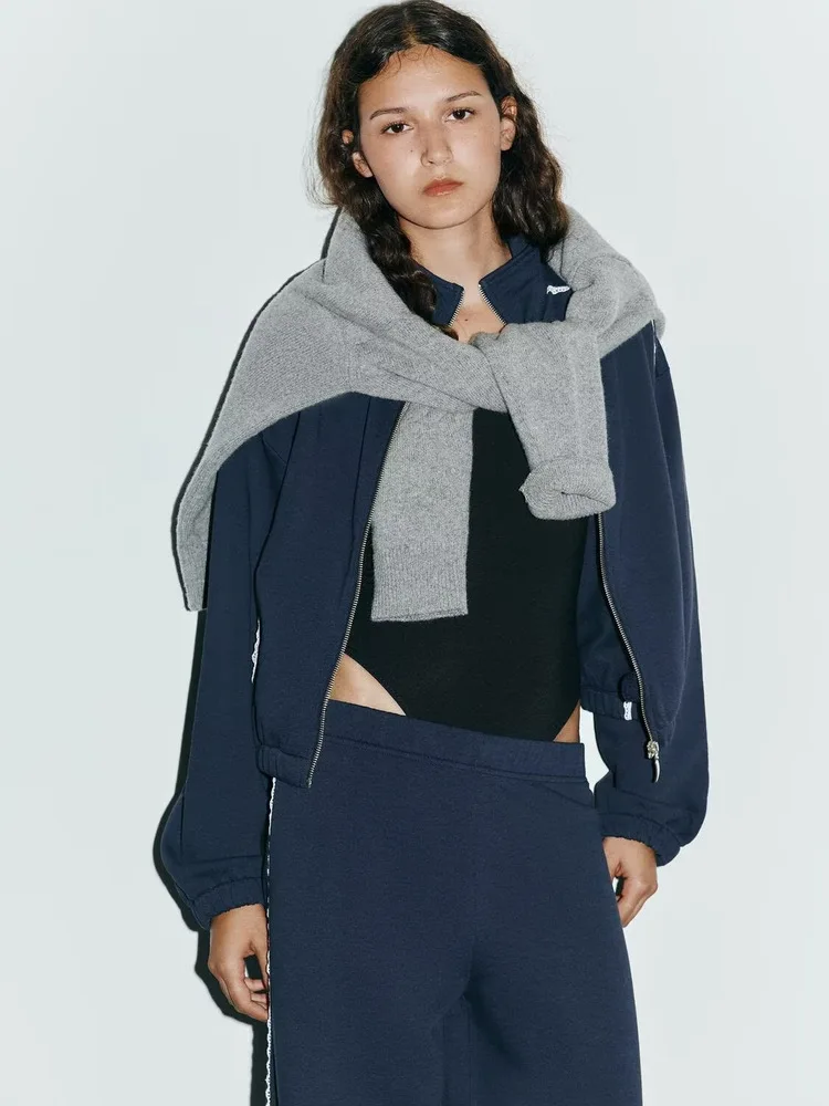 Весна 2026, широкие бархатные брюки с высокой талией, женские повседневные брюки свободного покроя с цветочной отделкой, элегантные утягивающие брюки с высокой модой
Весна 2026, широкие бархатные брюки с высокой талией, женские повседневные брюки свободного покроя с цветочной отделкой, элегантные утягивающие брюки с высокой модой