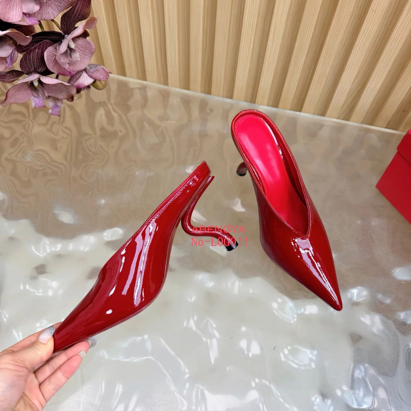 Designer Red Leather High Heel Slippers Women Pointy Toe Mules Dress Shoes Summer Fashion Party Banquet Shoes Women Half Slipper
Designer Red Leather High Heel Slippers Women Pointy Toe Mules Dress Shoes Summer Fashion Party Banquet Shoes Women Half Slipper