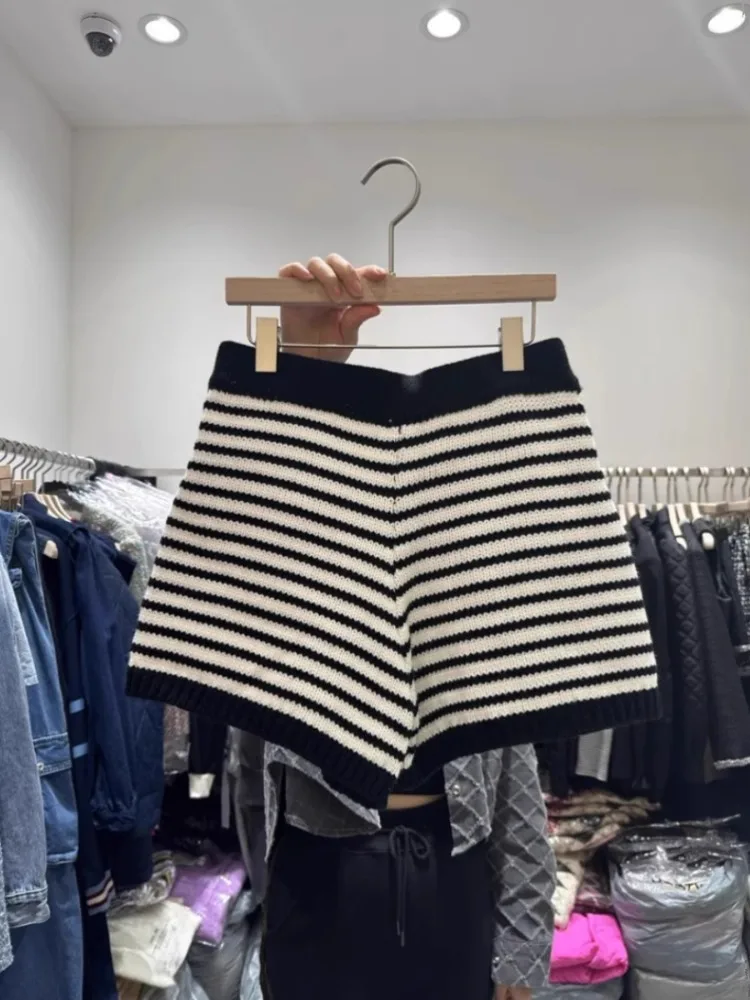 2025 Early Autumn New Striped Knitted Casual Shorts Elastic High Waist Short Pants for Women Y2k Loose Straight Wide Leg Shorts 
2025 Early Autumn New Striped Knitted Casual Shorts Elastic High Waist Short Pants for Women Y2k Loose Straight Wide Leg Shorts