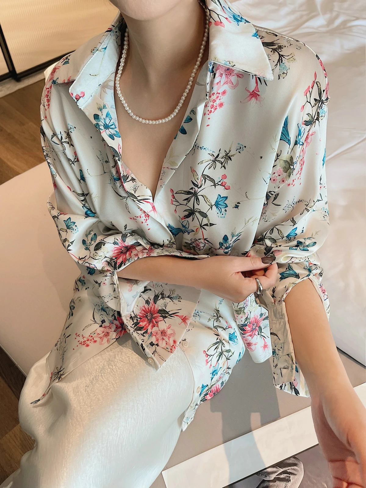 Floral Satin Shirt Blouse Top Y2K Woman Clothing 2025 Spring Summer Stylish Long Sleeve Korean Fashion Style Vintage Elegant New
Floral Satin Shirt Blouse Top Y2K Woman Clothing 2025 Spring Summer Stylish Long Sleeve Korean Fashion Style Vintage Elegant New