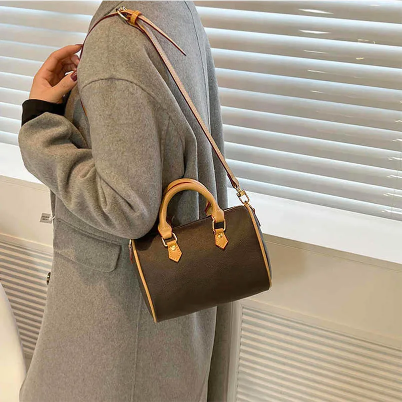 Artificial Leather Retro Unisex Large Capacity Black Handbag Shoulder Crossbody Bag Boston Lady Purse
Artificial Leather Retro Unisex Large Capacity Black Handbag Shoulder Crossbody Bag Boston Lady Purse