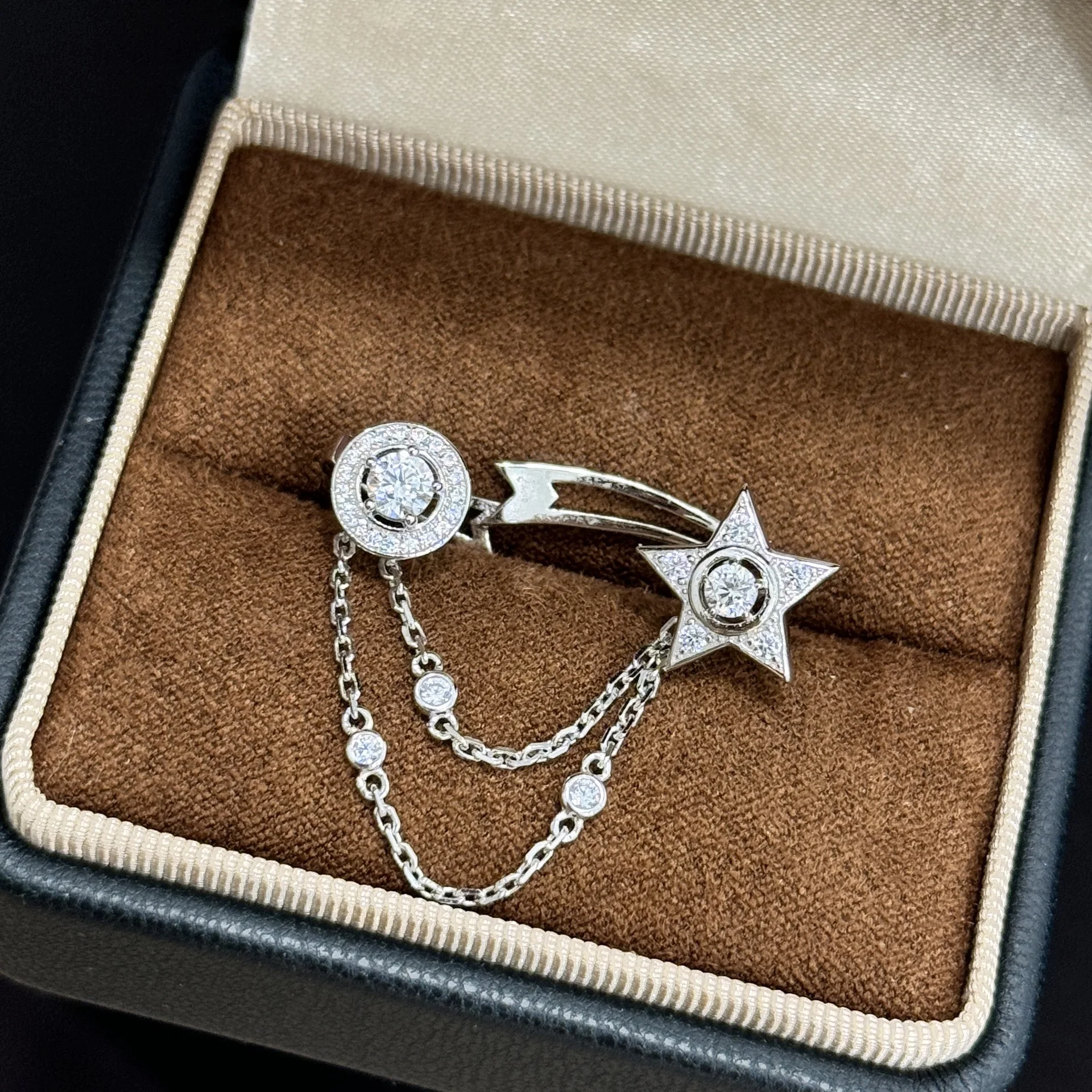 2024 New Trend High Quality Hot Selling Brand Anniversary Gift Women's Star Tassel Earrings Exquisite Luxury Style 925 Silver
2024 New Trend High Quality Hot Selling Brand Anniversary Gift Women's Star Tassel Earrings Exquisite Luxury Style 925 Silver