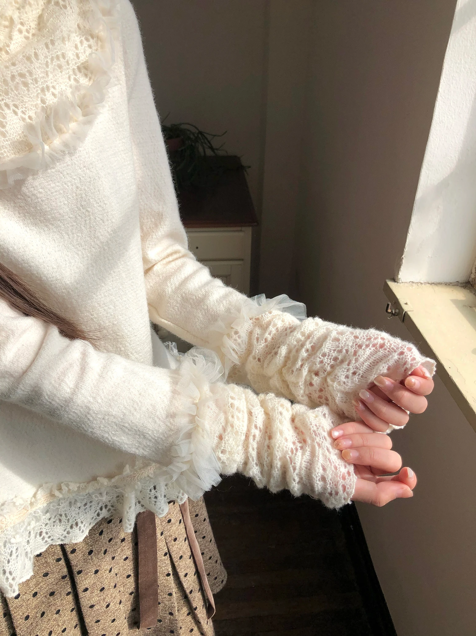 Нежный женский базовый слой с высоким воротником и декоративными вставками от Jing Ye Ye Su Hua Lai Cry Girl
Нежный женский базовый слой с высоким воротником и декоративными вставками от Jing Ye Ye Su Hua Lai Cry Girl