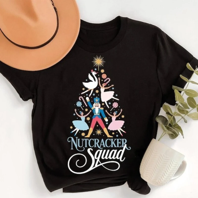 Рубашка «Рождественская елка» с отрядком Щелкунчика: праздничная балетная футболка с круглым вырезом, повседневная стильная универсальная футболка с принтом, топы
Рубашка «Рождественская елка» с отрядком Щелкунчика: праздничная балетная футболка с круглым вырезом, повседневная стильная универсальная футболка с принтом, топы