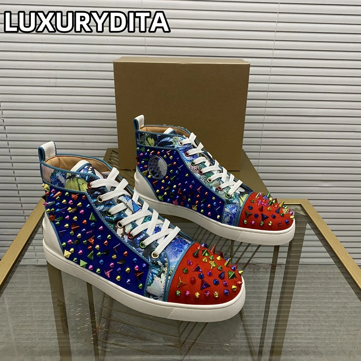Top Quality Womens Trendy Casual Tennis Shoes Luxury Mens Real Leather Sneakers 35-48 Designr Rivet Red Soled Lovers Shoes M0191
Top Quality Womens Trendy Casual Tennis Shoes Luxury Mens Real Leather Sneakers 35-48 Designr Rivet Red Soled Lovers Shoes M0191