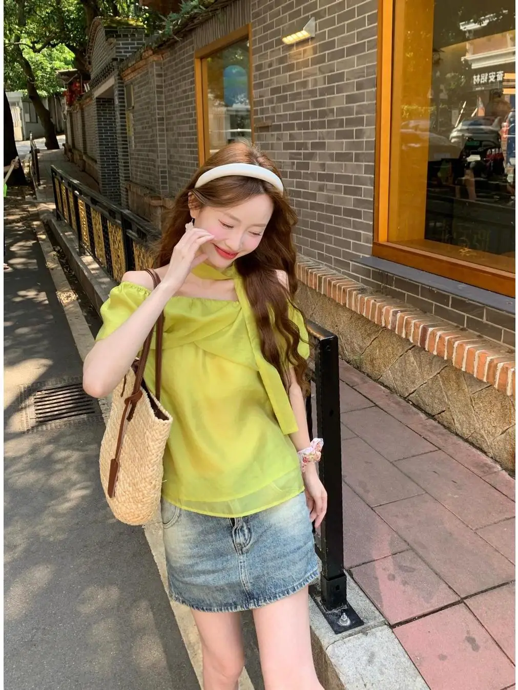 Ladies Summer 2026 New Style One-Shoulder Shirt Loose Fit Casual Korean Fashion Green Leaf Hanging Neck Sash Sleeveless Top
Ladies Summer 2026 New Style One-Shoulder Shirt Loose Fit Casual Korean Fashion Green Leaf Hanging Neck Sash Sleeveless Top
