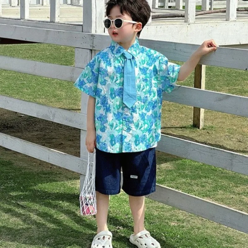 Детская рубашка с короткими рукавами и цветочным принтом, легкий летний костюм в курортном стиле для мальчиков
Детская рубашка с короткими рукавами и цветочным принтом, легкий летний костюм в курортном стиле для мальчиков