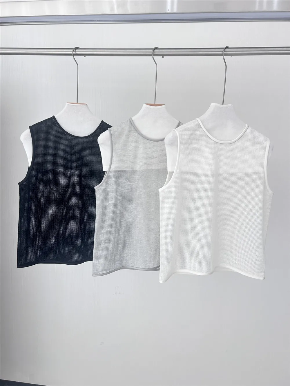 25 Spring/Summer New Women's Silk and Hemp Blended Hollow Fashion Versatile Sleeveless Tank Top
25 Spring/Summer New Women's Silk and Hemp Blended Hollow Fashion Versatile Sleeveless Tank Top