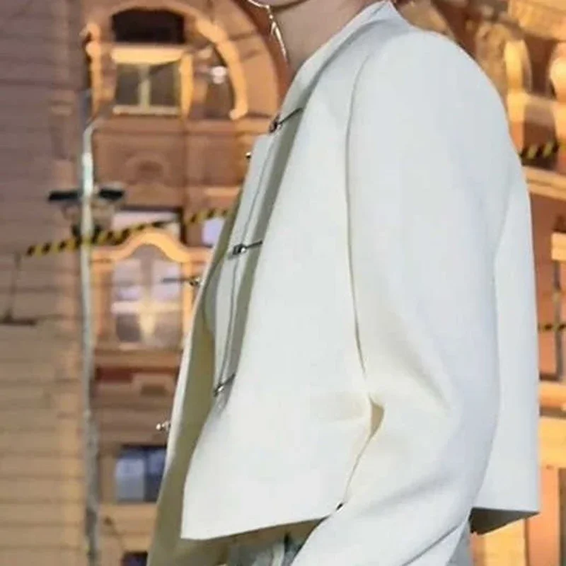 Chinese-style black button design jacket women's spring and autumn new fashion temperament Joker short suit casual coat jacket.
Chinese-style black button design jacket women's spring and autumn new fashion temperament Joker short suit casual coat jacket.