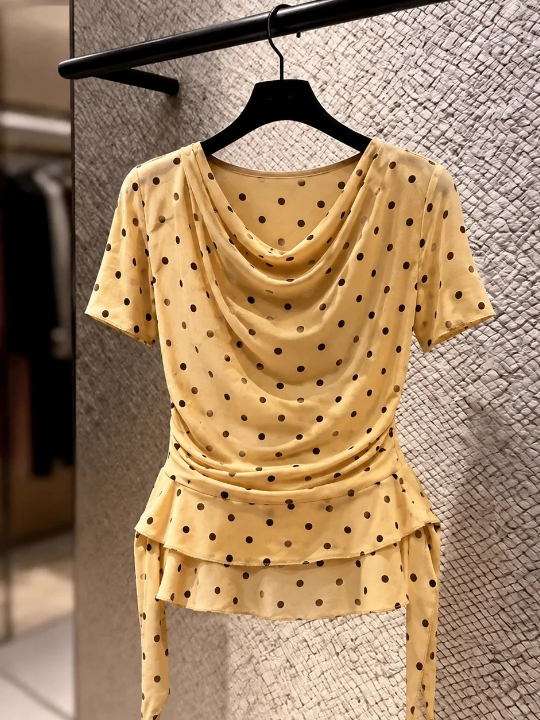 Unique Polka Dot Design Summer Short Sleeve T-Shirt Women's Fashionable V-Neck Top Korean Style Slim Fit Silk Material
Unique Polka Dot Design Summer Short Sleeve T-Shirt Women's Fashionable V-Neck Top Korean Style Slim Fit Silk Material