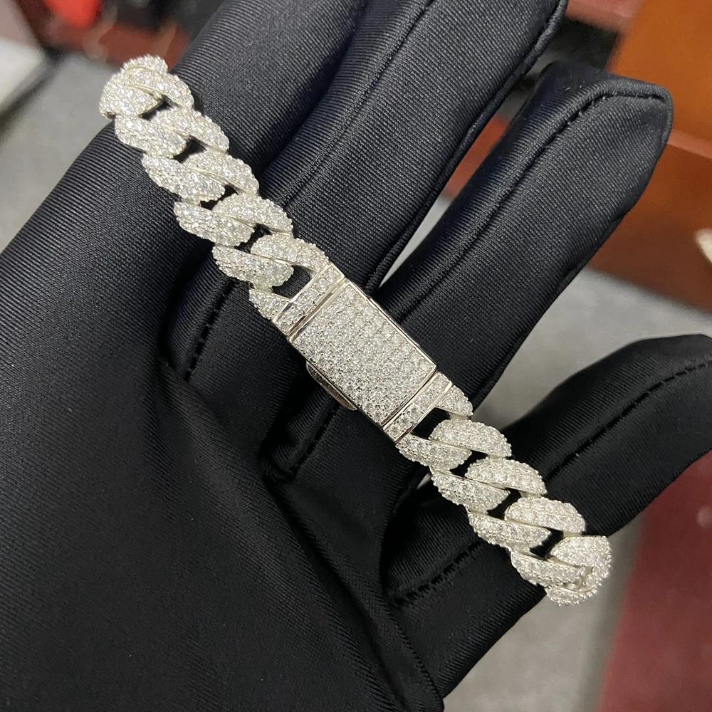 Men Cuban Chain 6-24 Inches S925 Sterling Silver Link VVS1 D Moissanite Necklace
Men Cuban Chain 6-24 Inches S925 Sterling Silver Link VVS1 D Moissanite Necklace