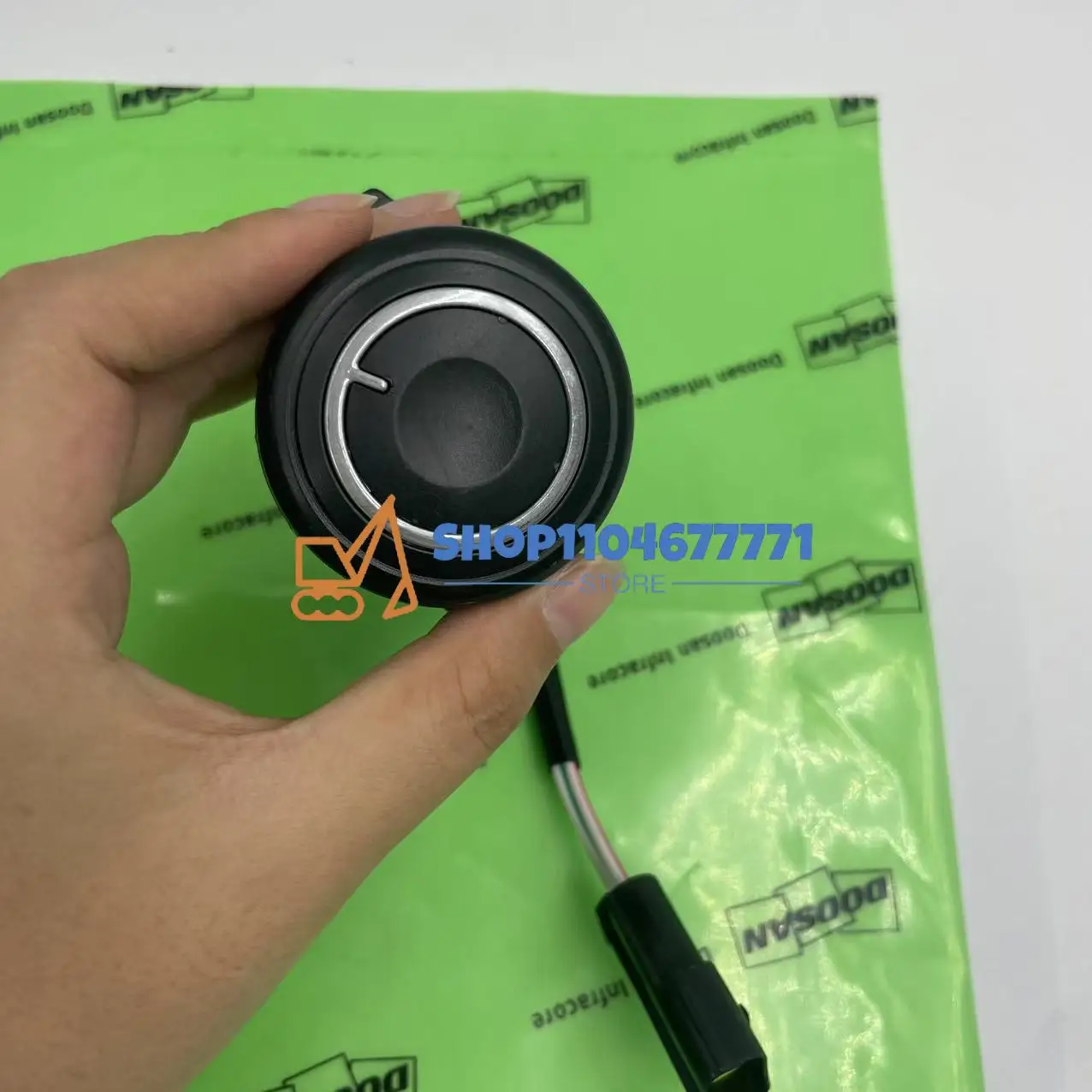 300661-00004 2552-1004 Fuel Dial Throttle Knob Manual Switch for Daewoo Doosan DH220-5 DX140 DX210 DX225LC DX300 DX340 Excavator
300661-00004 2552-1004 Fuel Dial Throttle Knob Manual Switch for Daewoo Doosan DH220-5 DX140 DX210 DX225LC DX300 DX340 Excavator