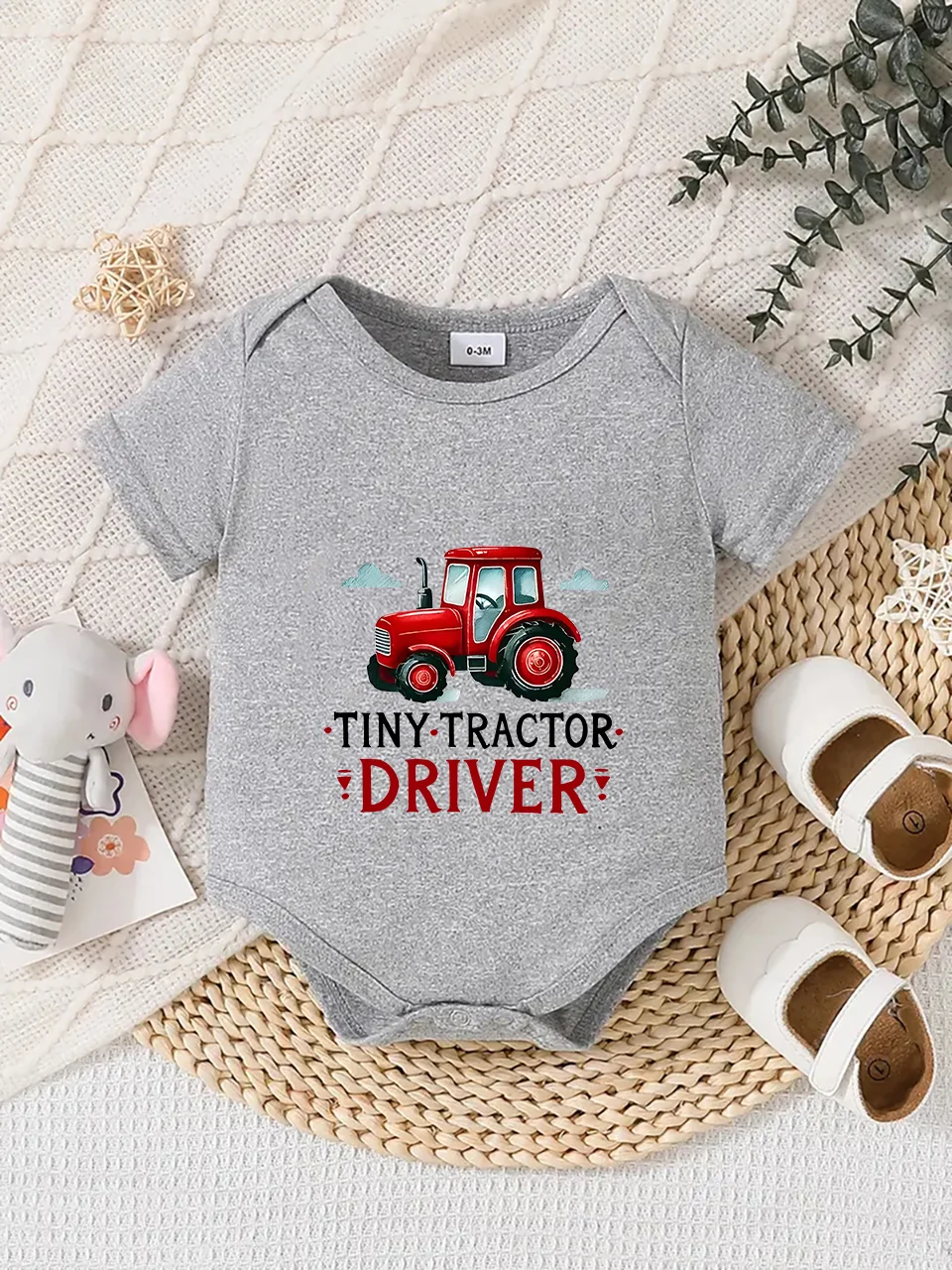 Playful letter-printed baby short-sleeve triangle bodysuit. Button closure for easy dressing, machine washable
Playful letter-printed baby short-sleeve triangle bodysuit. Button closure for easy dressing, machine washable