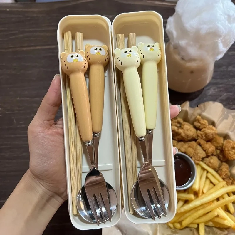 Hot Anime Cartoon Cute Garfields Tableware Kawaii Students Office Workers Portable Spoon Fork Chopsticks Three-piece Set
Hot Anime Cartoon Cute Garfields Tableware Kawaii Students Office Workers Portable Spoon Fork Chopsticks Three-piece Set