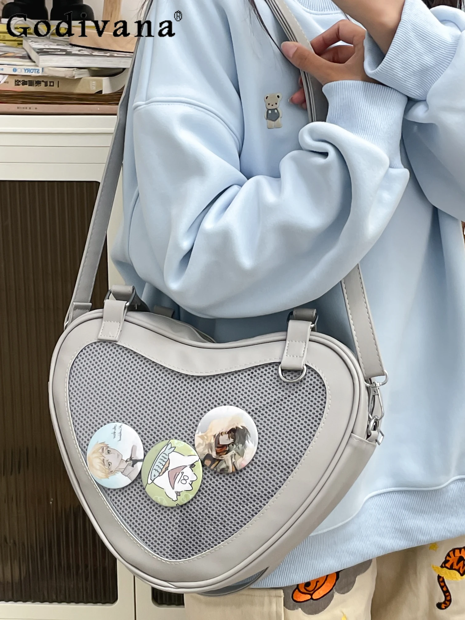 Japanese Simple Large-capacity Special-shaped Badge Pain Bag Love Shape Student Commuting Fashion Casual Shoulder Messenger Bag
Japanese Simple Large-capacity Special-shaped Badge Pain Bag Love Shape Student Commuting Fashion Casual Shoulder Messenger Bag