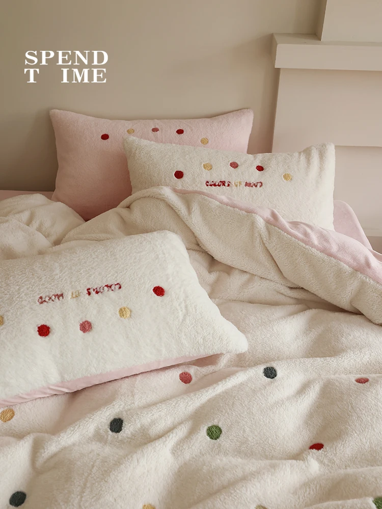 Thickened Milk Velvet Bedding Set Four Pieces Embroidered Polka Dot Towel Stitch Warmth Storage for Autumn And Winter Use
Thickened Milk Velvet Bedding Set Four Pieces Embroidered Polka Dot Towel Stitch Warmth Storage for Autumn And Winter Use