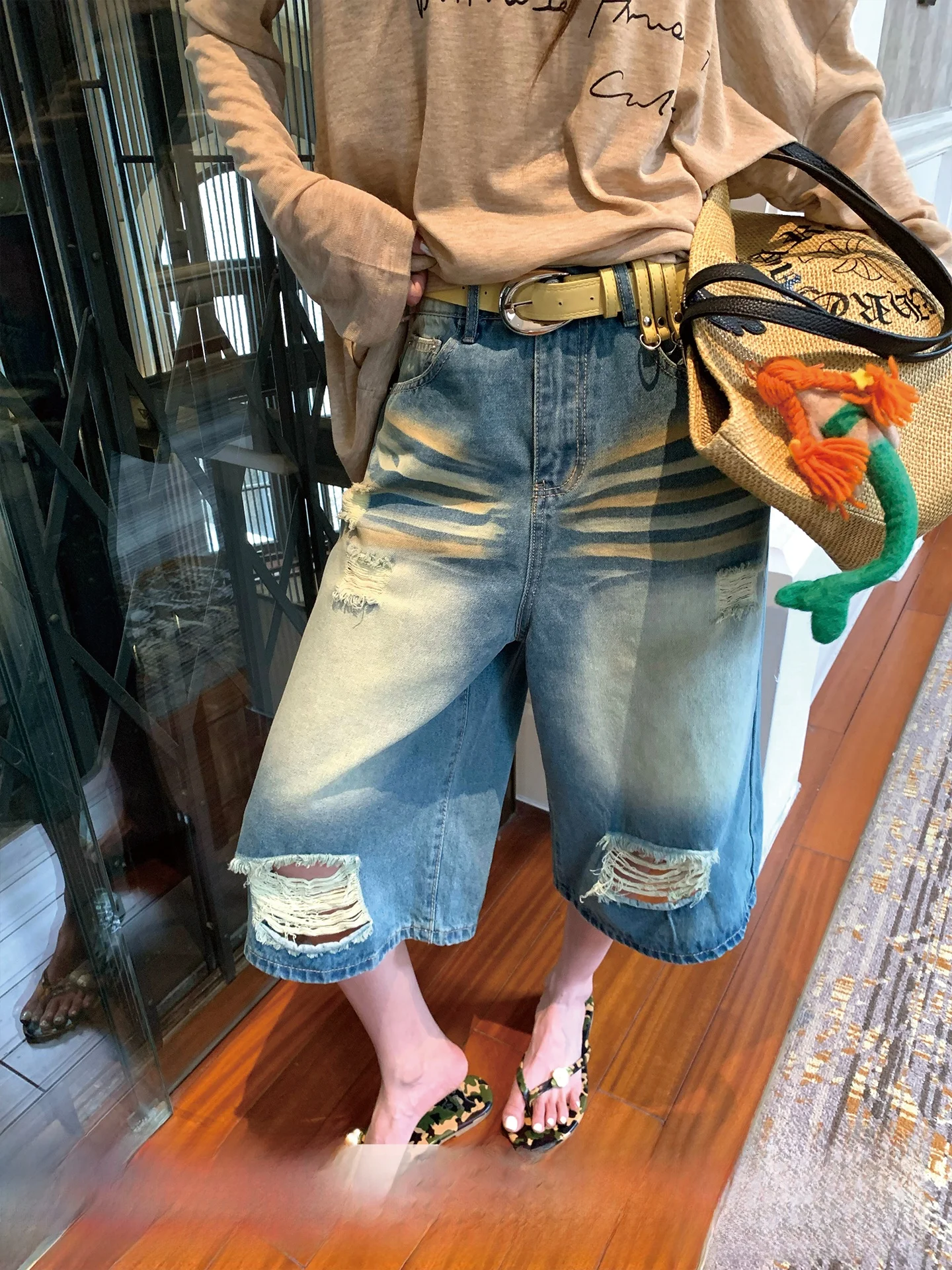 American Retro Denim Shorts Six-Foot Pants Low Waist Slim Straight Mid-Length Ladies Jeans High Waist Washed Spring Season
American Retro Denim Shorts Six-Foot Pants Low Waist Slim Straight Mid-Length Ladies Jeans High Waist Washed Spring Season