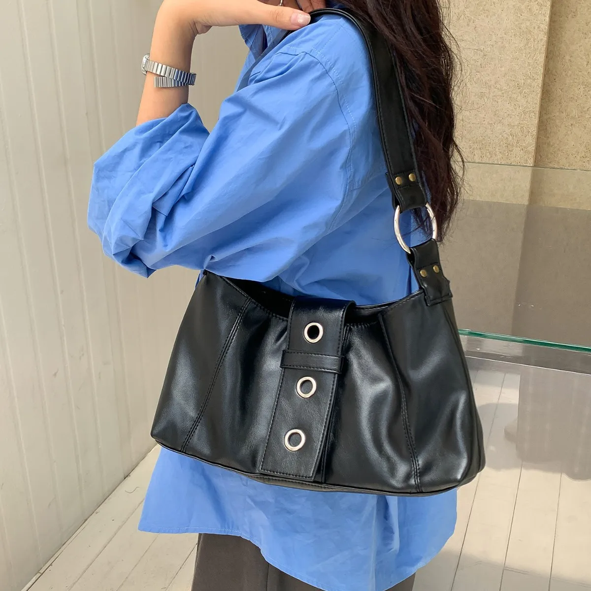 Retro Large Capacity Underarm Bag for Women Summer New Versatile Rivet One Shoulder Bags Soft PU Wide Shoulder Strap Handbags
Retro Large Capacity Underarm Bag for Women Summer New Versatile Rivet One Shoulder Bags Soft PU Wide Shoulder Strap Handbags