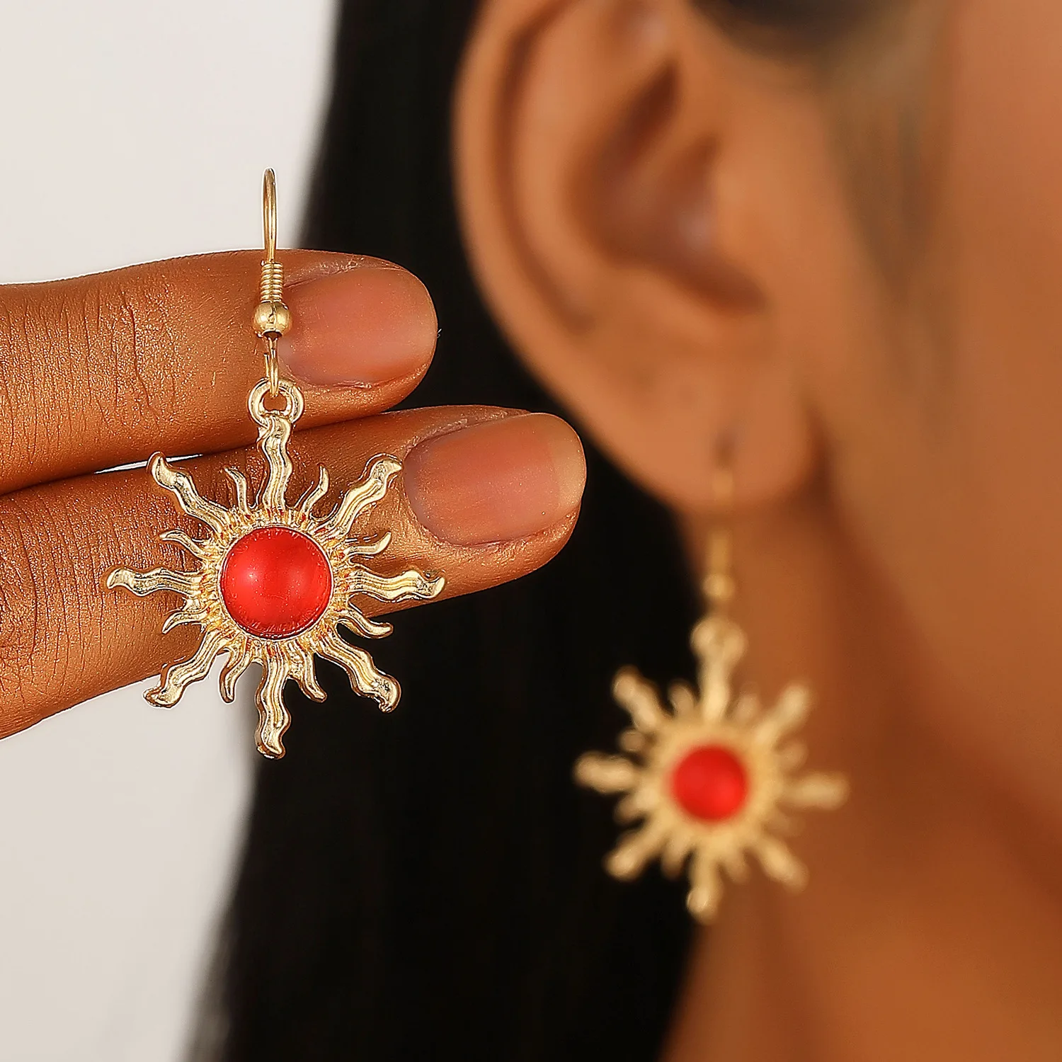 Vintage Personality Elegant Sun Flower Stud Earrings for Women New Trend Girl Classic Party Wedding Pendant Charm Jewelry Gift
Vintage Personality Elegant Sun Flower Stud Earrings for Women New Trend Girl Classic Party Wedding Pendant Charm Jewelry Gift