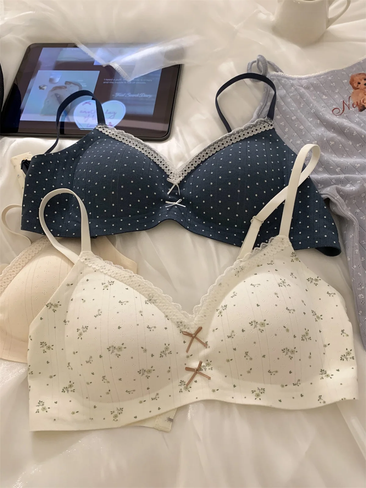 Wireless Soft Support Breathable Thin Women's Bra Sweet Style Gathered No Steel Ring Comfortable Underwear Nylon Material
Wireless Soft Support Breathable Thin Women's Bra Sweet Style Gathered No Steel Ring Comfortable Underwear Nylon Material