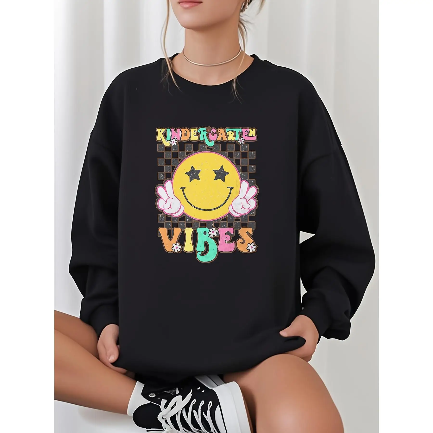 Retro "KINDERGARTEN VIBES" Graphic Sweatshirt, Smiley Face Crewneck Jumper, Checkered Y2K Aesthetic Top for Women
Retro "KINDERGARTEN VIBES" Graphic Sweatshirt, Smiley Face Crewneck Jumper, Checkered Y2K Aesthetic Top for Women