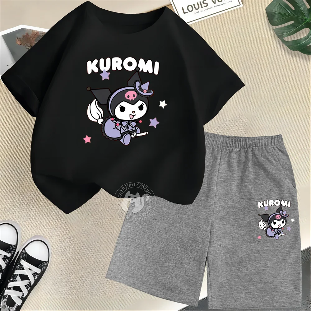 Детская футболка Sanrio из 100% хлопка с игривым принтом Kulomi, футболка с коротким рукавом + шорты, летний повседневный комплект для мальчиков и девочек
Детская футболка Sanrio из 100% хлопка с игривым принтом Kulomi, футболка с коротким рукавом + шорты, летний повседневный комплект для мальчиков и девочек
