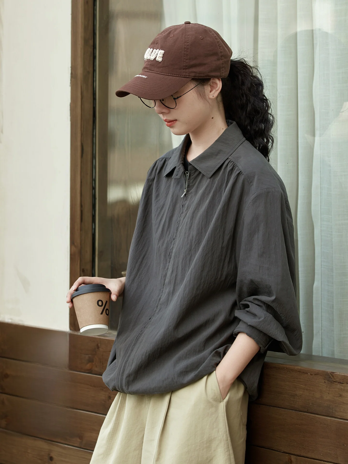 Свободная повседневная шелковая рубашка с глубоким V-образным вырезом для женщин, весенний сезон, универсальный топ с отложным воротником, верхняя одежда
Свободная повседневная шелковая рубашка с глубоким V-образным вырезом для женщин, весенний сезон, универсальный топ с отложным воротником, верхняя одежда