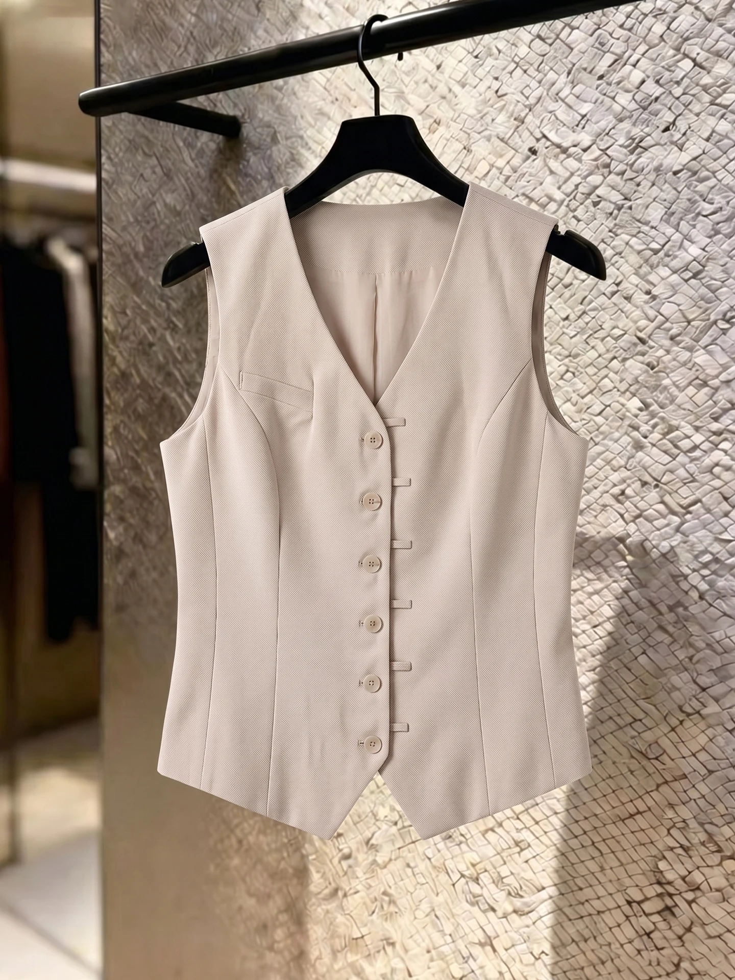 Fashionable V-Neck Sleeveless Vest Women's Single Button Design Summer Commute Style Unique And Exquisite No Button Backless
Fashionable V-Neck Sleeveless Vest Women's Single Button Design Summer Commute Style Unique And Exquisite No Button Backless