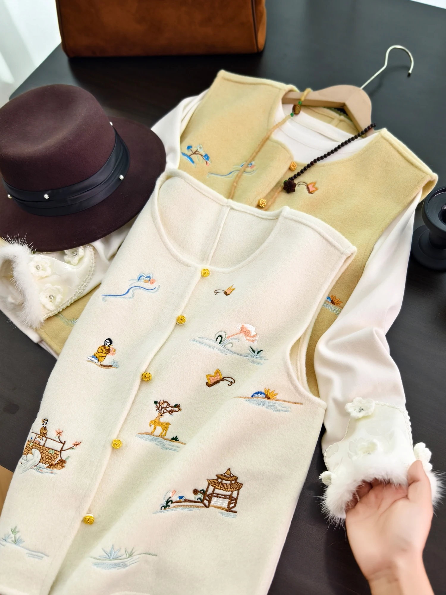 Утепленный двусторонний шерстяной жилет с тихой вышивкой в национальном стиле, женская модная верхняя одежда
Утепленный двусторонний шерстяной жилет с тихой вышивкой в национальном стиле, женская модная верхняя одежда