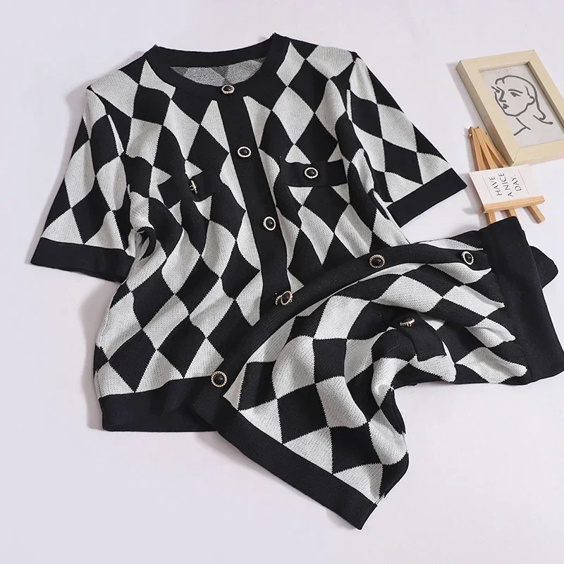 Women Black and White Diamond Pattern Set Single Breasted Short Sleeve O-neck Pullover and High Waist Mini Bodycon Skirt Fashion
Women Black and White Diamond Pattern Set Single Breasted Short Sleeve O-neck Pullover and High Waist Mini Bodycon Skirt Fashion