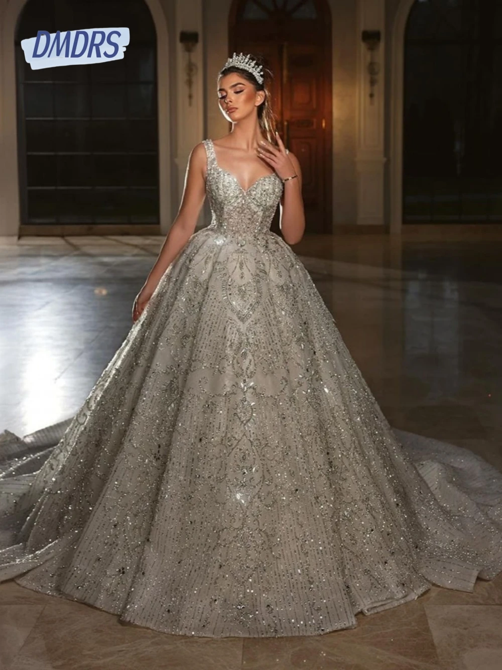 Women Charming Beaded Wedding Dress Shiny Ball Gown Sweet V Neck Lace Up Back Luxury Elegant Tank Sleeves Bridal Gown Customized
Women Charming Beaded Wedding Dress Shiny Ball Gown Sweet V Neck Lace Up Back Luxury Elegant Tank Sleeves Bridal Gown Customized