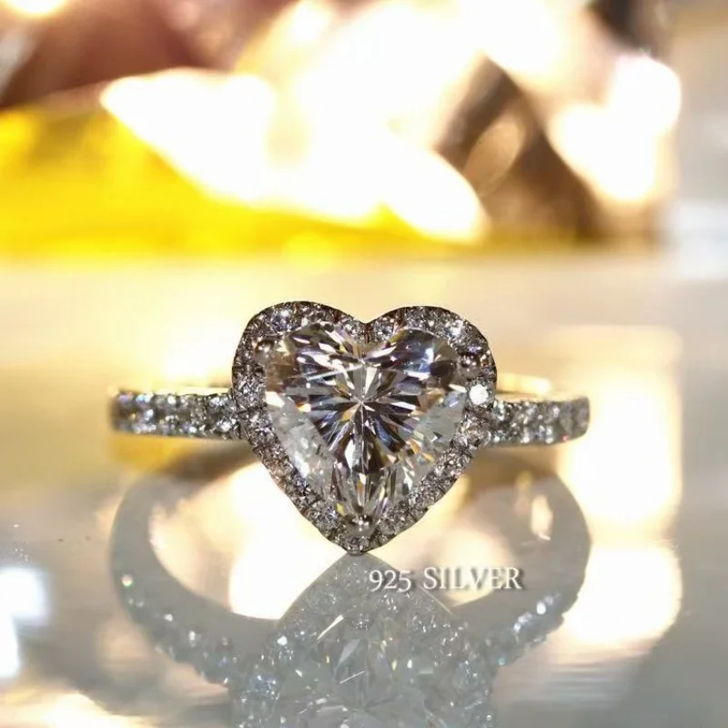 925 sterling silver Mosan diamond ring female European and American fashion best selling heart-shaped 1 carat diamond ring.
925 sterling silver Mosan diamond ring female European and American fashion best selling heart-shaped 1 carat diamond ring.