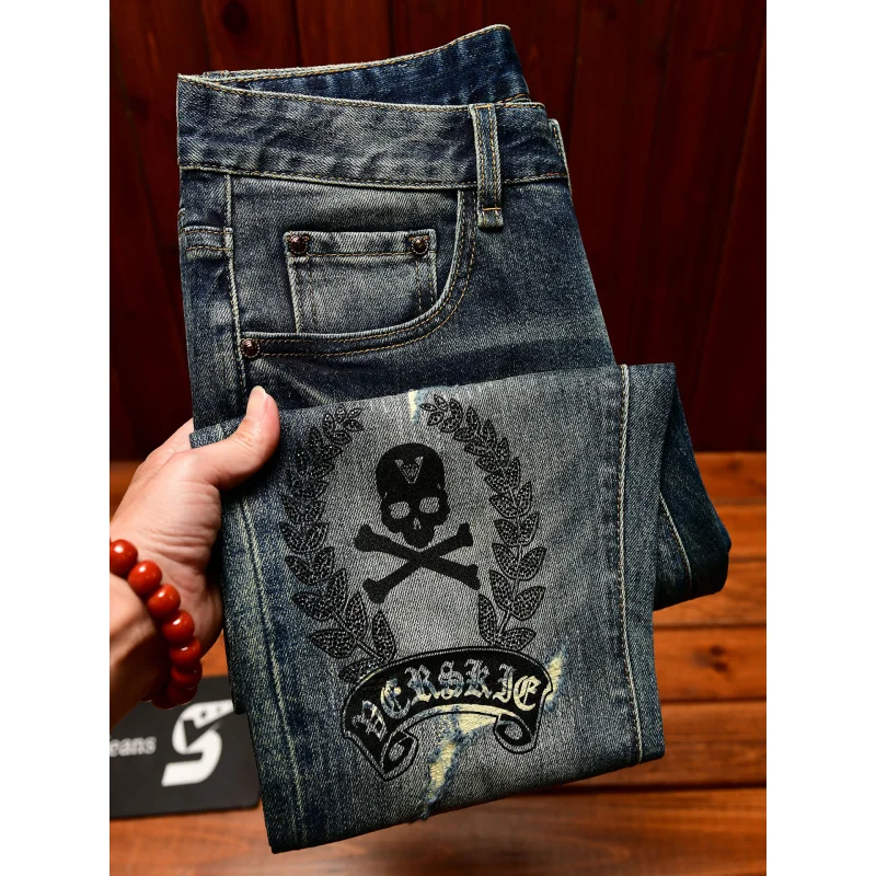 Высококачественные мужские джинсы с рваными дырками, уличные модные принты, маленькие ноги, эластичные, ретро и красивые брюки.
Высококачественные мужские джинсы с рваными дырками, уличные модные принты, маленькие ноги, эластичные, ретро и красивые брюки.