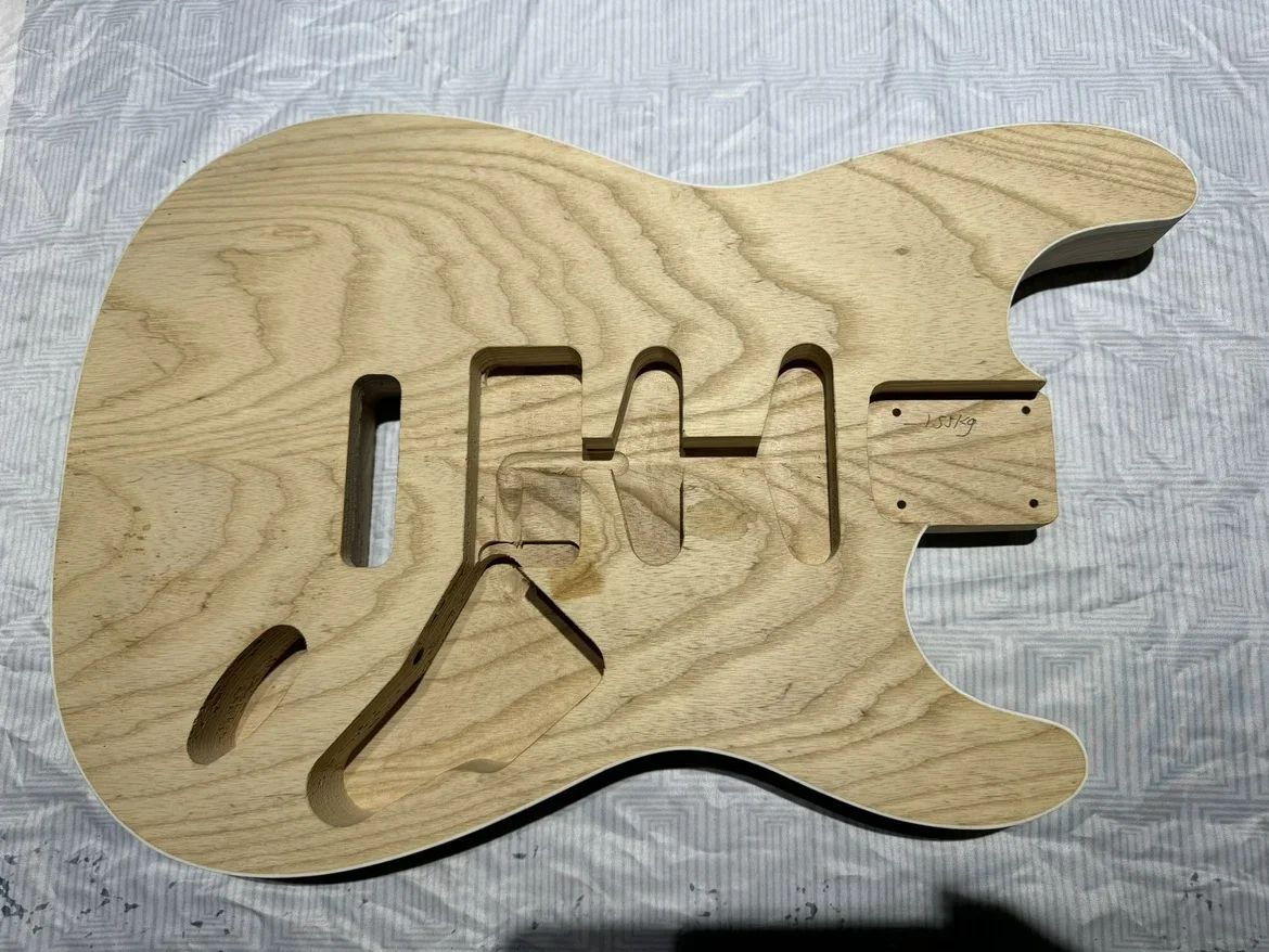 Бутик, корпус электрогитары Swamp Ash St, плоский край, оптимизированный белый подшивка из АБС-пластика
Бутик, корпус электрогитары Swamp Ash St, плоский край, оптимизированный белый подшивка из АБС-пластика