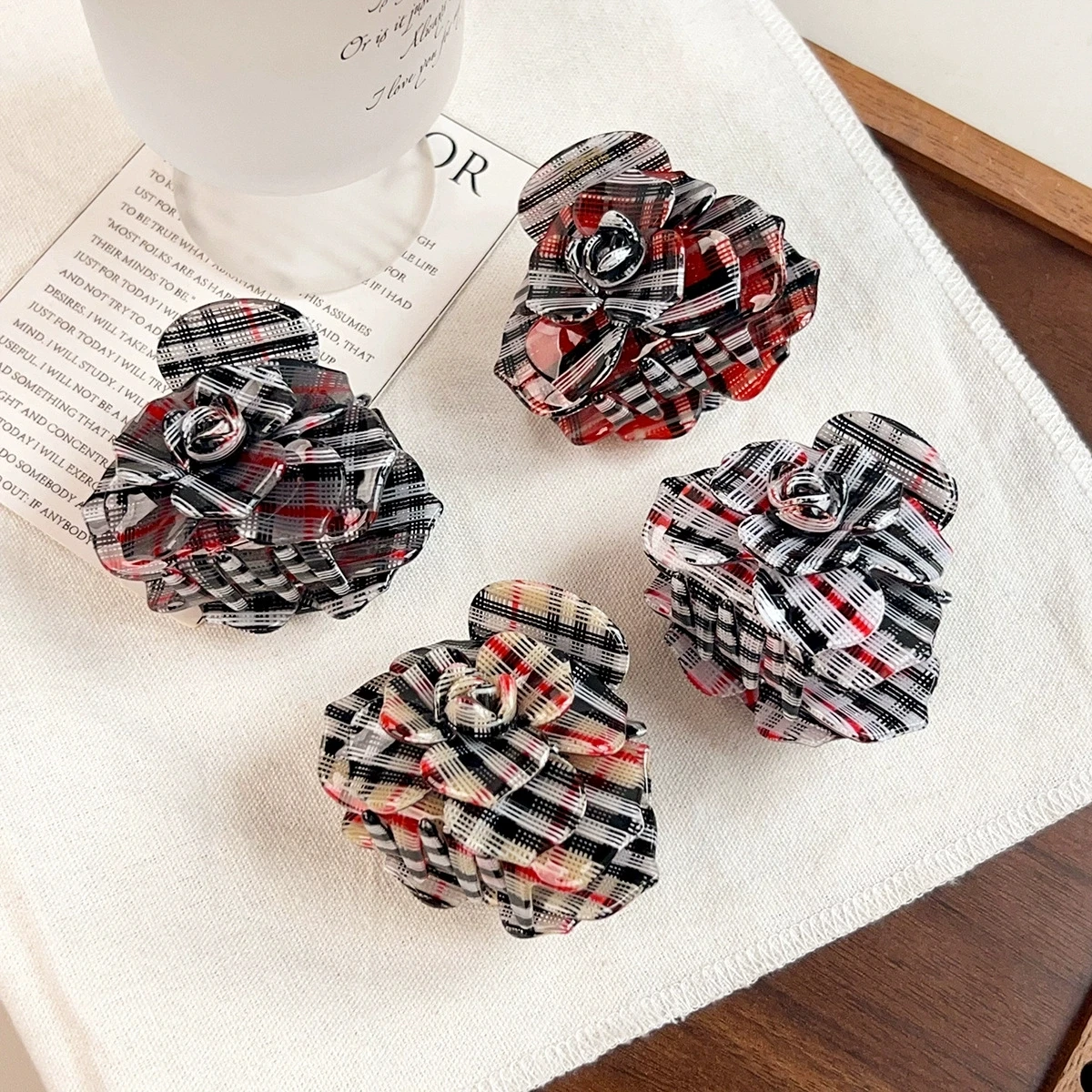New French Style Acetate Hair Claws Clips Luxury Elegant Plaid Shark Clips Women Exquisite Hair Accessories
New French Style Acetate Hair Claws Clips Luxury Elegant Plaid Shark Clips Women Exquisite Hair Accessories