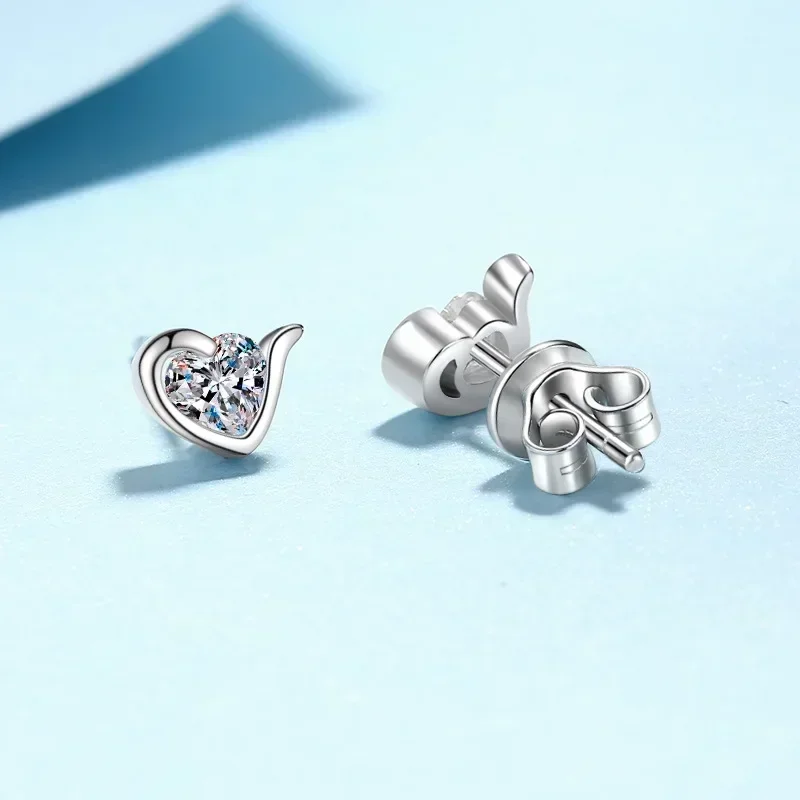 Cute Heart Shaped 0.6 Carat Moissanite Diamond Stud Earrings, Classic White Gold 18K Fine Jewelry for Women Wedding Gift Girl
Cute Heart Shaped 0.6 Carat Moissanite Diamond Stud Earrings, Classic White Gold 18K Fine Jewelry for Women Wedding Gift Girl
