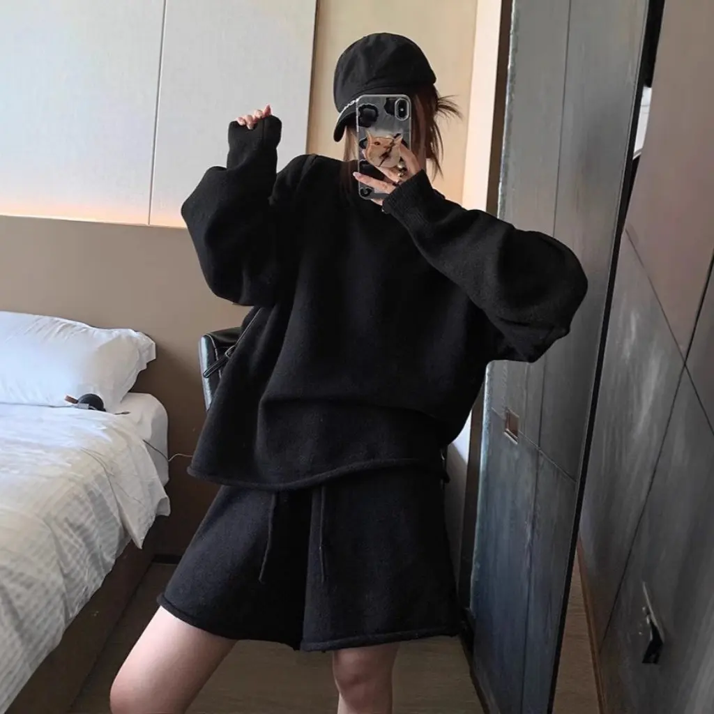 Korean-Style Solid Color High-Waist Slim-Fit Original Curl Knitted Two-Piece Set with Crewneck Sweater And Shorts
Korean-Style Solid Color High-Waist Slim-Fit Original Curl Knitted Two-Piece Set with Crewneck Sweater And Shorts