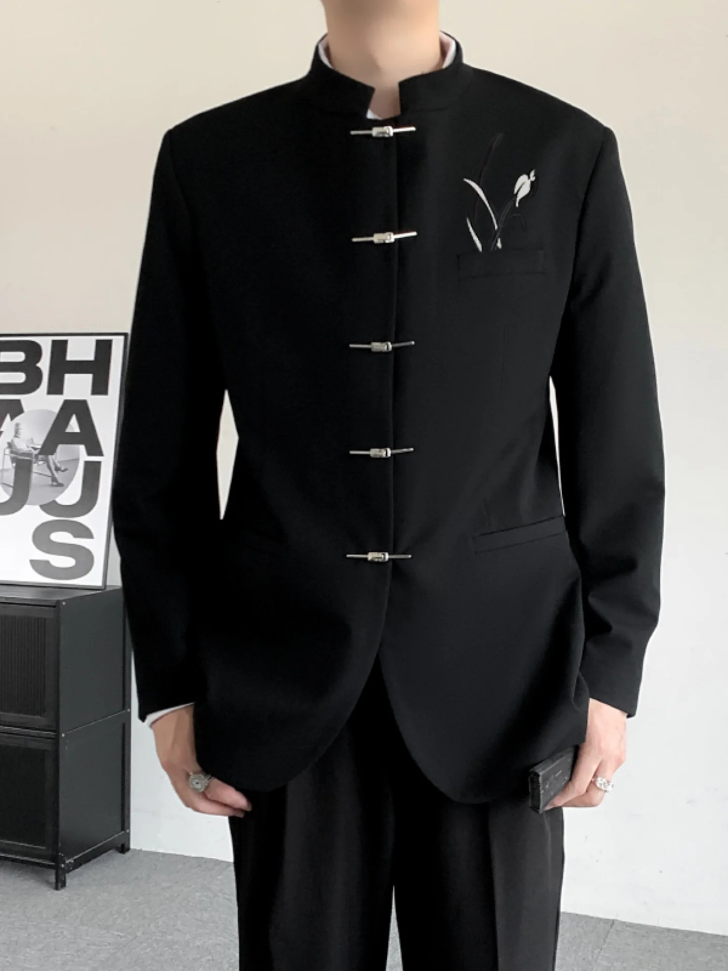 New Chinese Sle Men's Wedding Suit Metal Button Decoration Long Sve Stand Collar Autumn Outerwear Traditional Tang Costume
New Chinese Sle Men's Wedding Suit Metal Button Decoration Long Sve Stand Collar Autumn Outerwear Traditional Tang Costume